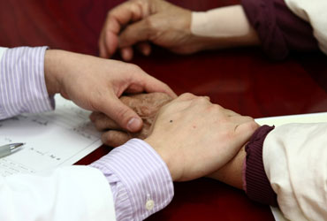 안산자생한방병원 자생치료의 특징-환자 손을 잡아 건강상태를 체크 하고 있는 의사의 모습