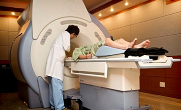 안산자생한방병원 자생치료의 특징-MRI 검사하는 환자와 의사의 모습