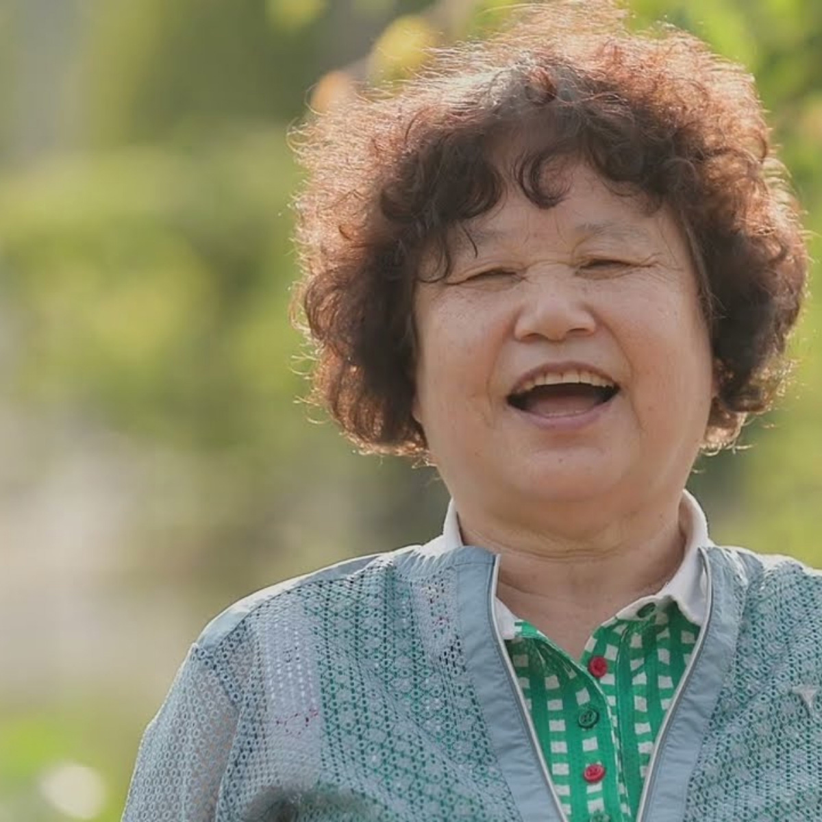 퇴행성 관절염 영상 썸네일: 환자가 환하게 웃고 있는 모습