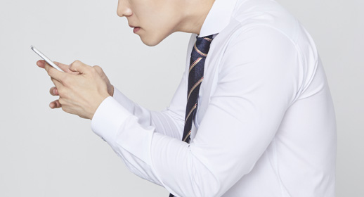 턱을 앞으로 빼고 있는 습관